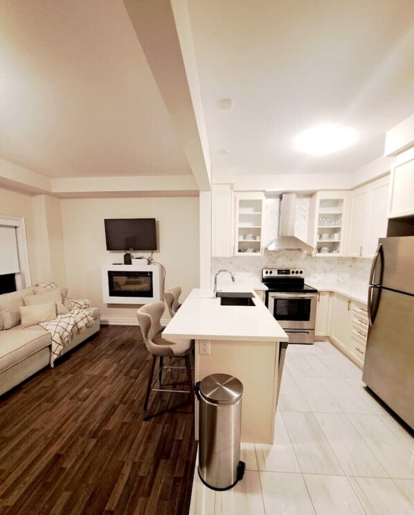 Fridge, oven, stovetop, dishwasher