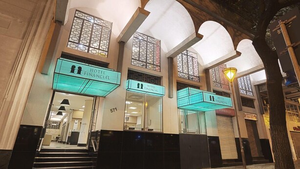 A hotel entrance with arched windows and a sign reading "Hotel Financial". - Hotel Financial Ltda (Belo Horizonte)