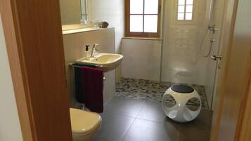 Douche, sĂšche-cheveux, serviettes fournies, savon