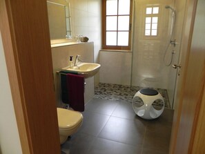Een douche, een haardroger, handdoeken, zeep