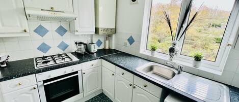 Refrigerador, microondas, lavavajillas y cafetera y tetera