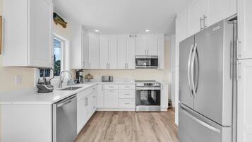 House, 3 Bedrooms | Private kitchen | Coffee/tea maker