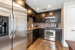 Frigorifero, microonde, forno, piano cottura