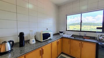 Appartamento Tradizionale, 1 camera da letto, balcone, vista montagna | Cucina privata | Frigorifero, microonde, tostapane, frullatore