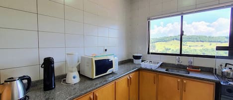 Appartamento Tradizionale, 1 camera da letto, balcone, vista montagna | Cucina privata | Frigorifero, microonde, tostapane, frullatore