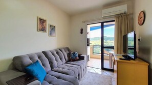 传统公寓, 1   间卧室, 阳台, 山景 | 起居区 | 40-英寸纯平电视 （配备有线频道）、电视