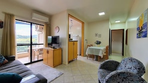 Apartament tradicional, 1 dormitori, balcó, vistes a la muntanya | Sala d'estar | Televisor de pantalla plana de 40 polzades amb canals per cable
