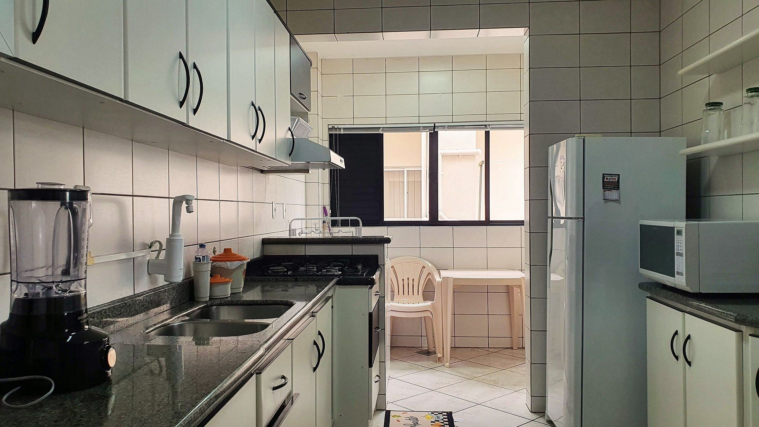 Family Apartment, 2 Bedrooms, Balcony, Mountain View | Dapur peribadi | Peti sejuk, ketuhar gelombang mikro, pembakar roti, pengisar 