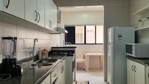 Family Apartment, 2 Bedrooms, Balcony, Mountain View | Private kitchen