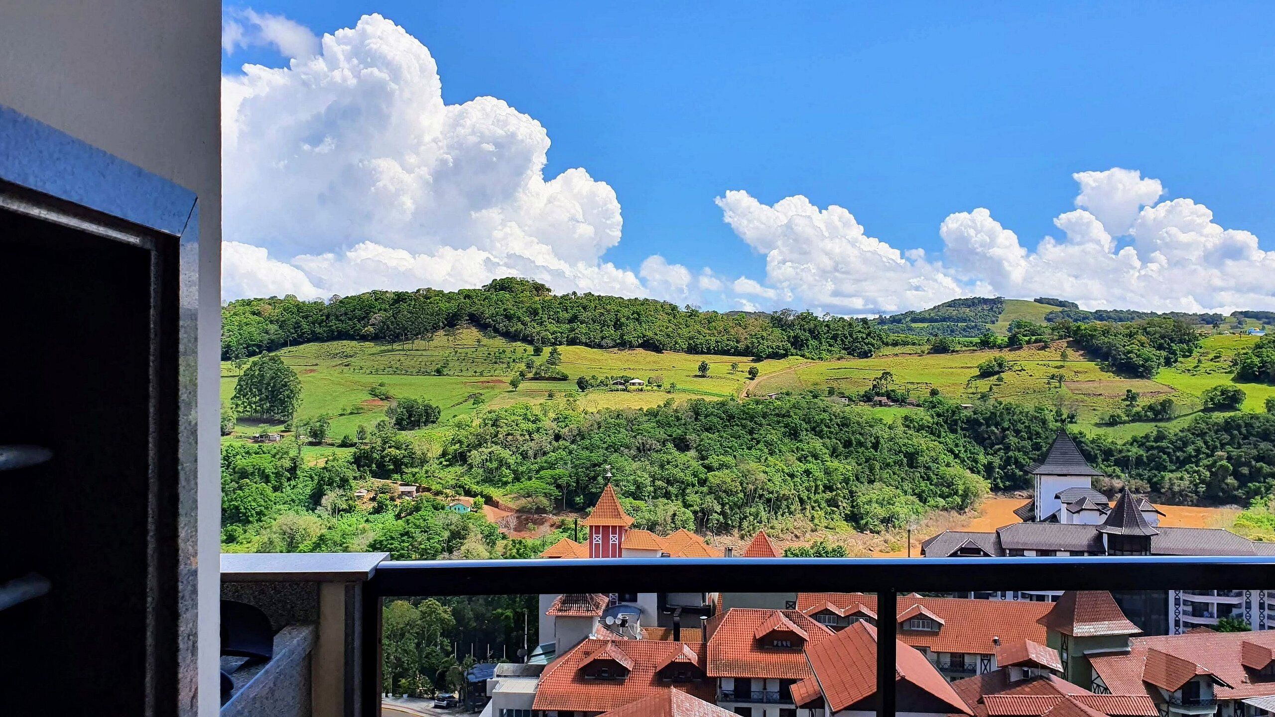 ファミリー アパートメント 2 ベッドルーム バルコニー マウンテンビュー | 屋外ダイニングエリア