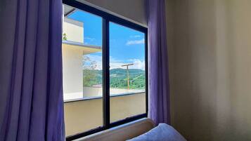 Perhehuoneisto, 2 makuuhuonetta, parveke, vuoristonäköala | Kannettavalle tietokoneelle sopiva työtila, äänieristys