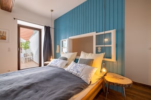 2 habitaciones, escritorio y tabla de planchar con plancha 