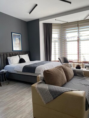 SMOKE Deluxe Room | Egyptian cotton sheets, premium bedding, down duvets, memory-foam beds - SARI KÖŞK (Istanbul)