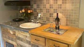 Réfrigérateur, micro-ondes, plaque de cuisson, cafetière/bouilloire