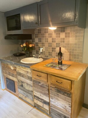 Fridge, microwave, stovetop, coffee/tea maker