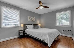 3 bedrooms, iron/ironing board, travel crib, free WiFi - Meticulous Main St Ranch 3 Bd Lux Apt Front Unit (Clarence)