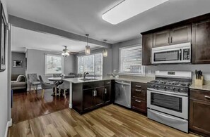 Fridge, microwave, oven, stovetop - Meticulous Main St Ranch 3 Bd Lux Apt Front Unit (Clarence)