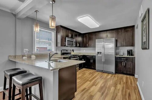 Meticulous Main St Ranch 3 Bd Lux Apt Front Unit