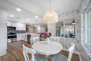 Dining - 🌴Paradise Palms: Spacious 3-Bedroom, pet friendly, Game Room and Fenced Yard🌴 (Palm Harbor)