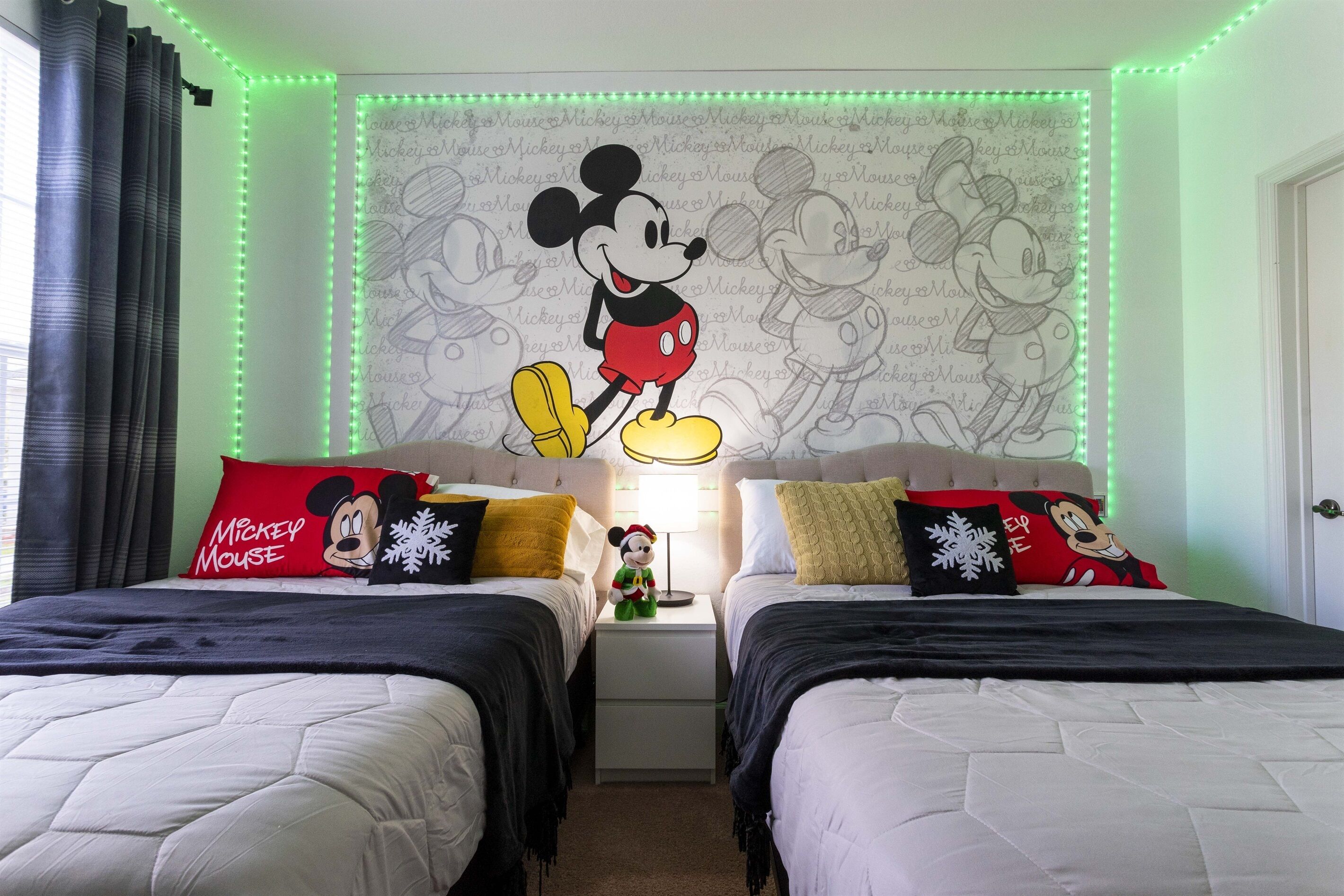 2 sovrum, skrivbord, strykjärn/strykbräda och resesäng