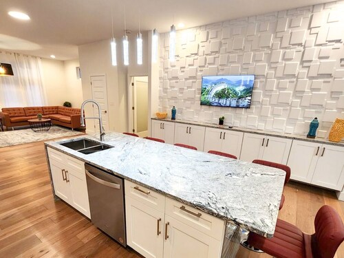 NEW Modern & Luxe 5BDR House. Sleep 14. Downtown 5min away 