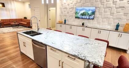 NEW Modern & Luxe 5BDR House. Sleep 14. Downtown 5min away