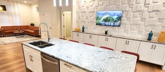 NEW Modern & Luxe 5BDR House. Sleep 14. Downtown 5min away
