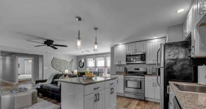 Meticulous Main St. Ranch 2 Bedroom Luxury Apt. Rear Unit