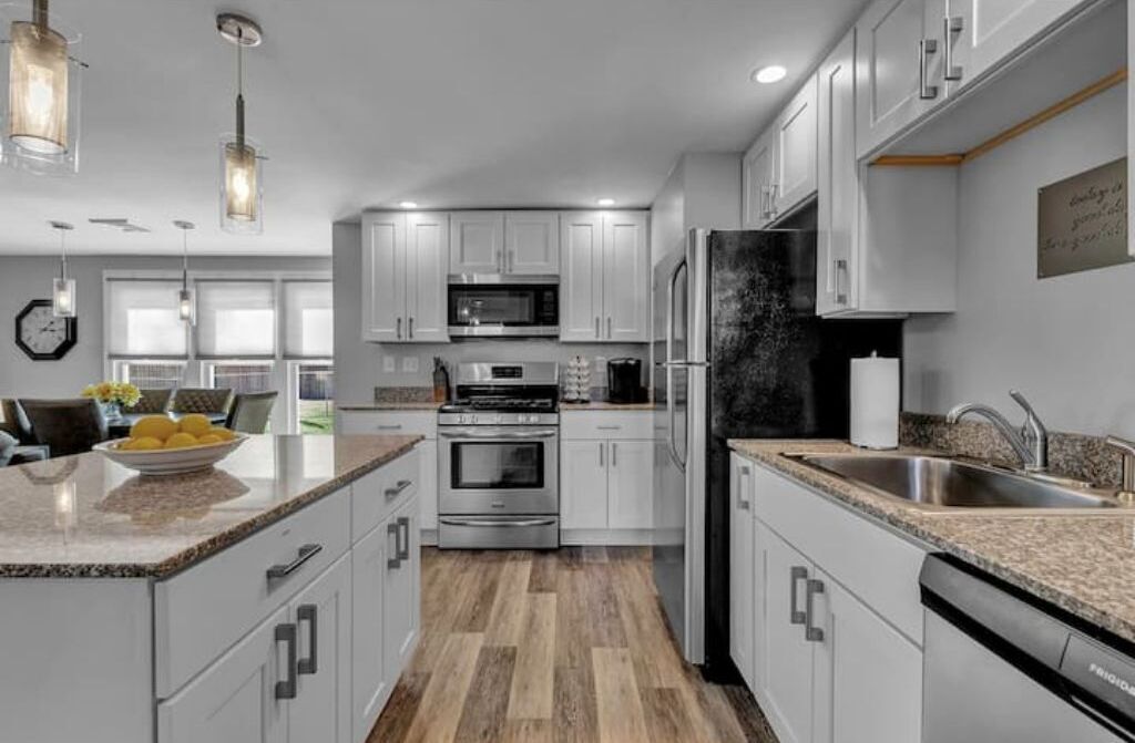 Refrigerador, microondas, horno y parrilla de estufa 