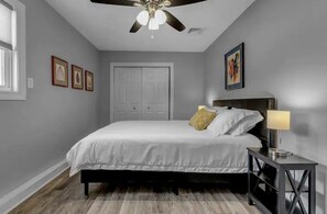 2 bedrooms, desk, iron/ironing board, travel cot - Meticulous Main St. Ranch 2 Bedroom Luxury Apt. Rear Unit (Clarence)