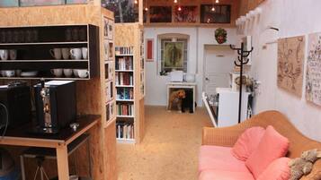 Televisión, reproductor de DVD, libros y biblioteca musical