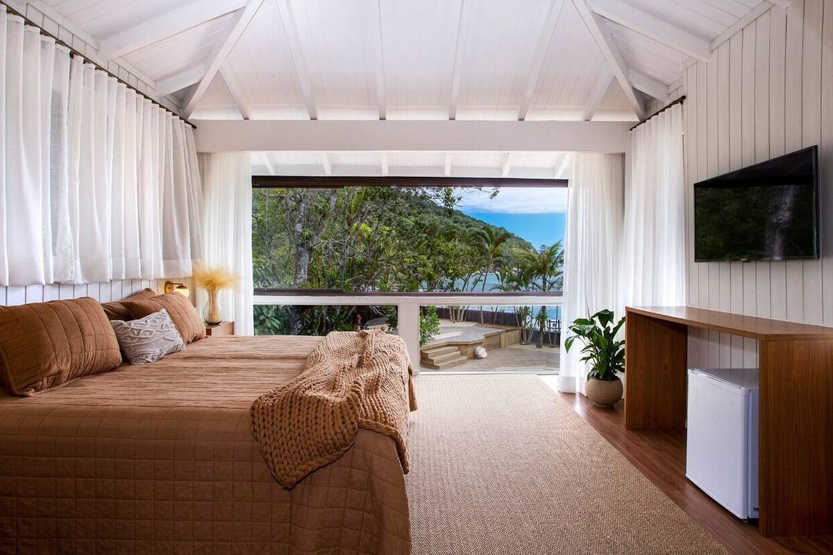 Habitación doble Deluxe, vista al océano | Ropa de cama de alta calidad, camas con pillow-top y minibar