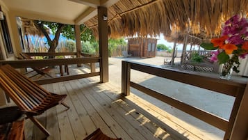 Comfort kamer, 1 queensize bed, uitzicht op oceaan | Uitzicht vanaf balkon