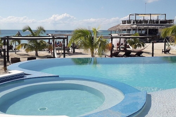 Piscine extérieure (ouverte en saison), parasols de plage