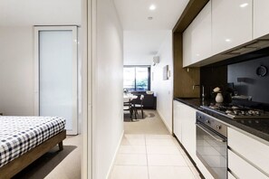 Fridge, microwave, oven, stovetop - A Homely Apt Next to The Grand Prix, FREE Parking (Melbourne)