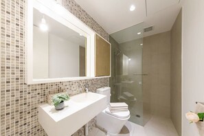 Dusche, Haartrockner, Handtücher, Seife