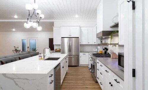 Posh 4BR-3BA Mid-Century Ranch ABODEbucks
