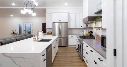 Posh 4BR-3BA Mid-Century Ranch ABODEbucks