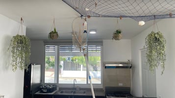 Refrigerador, horno, placa de cocina, utensilios de cocina