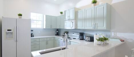 Køleskab, mikrobølgeovn, ovn, kogeplade