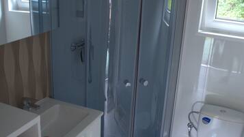 Regadera, secadora de cabello, toallas, jabón