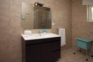 Dusche, Haartrockner, Handtücher