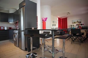Kühlschrank, Mikrowelle, Ofen, Herdplatte