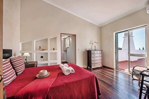 4 bedrooms, iron/ironing board, WiFi, bed sheets - Villa Almanda, Spacious & great location by Marina and Old Town (Albufeira)