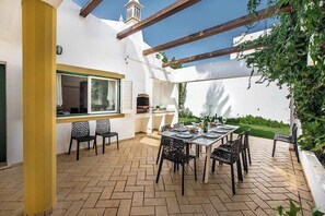 Outdoor dining - Villa Almanda, Spacious & great location by Marina and Old Town (Albufeira)
