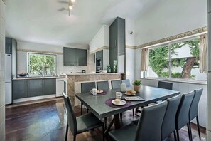 Dining - Villa Almanda, Spacious & great location by Marina and Old Town (Albufeira)