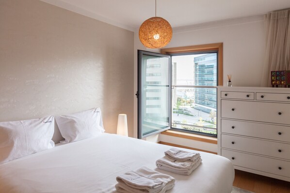 2 عدّة غرف نوم ومكواة/لوح كي وواي فاي مجانًا وملاءات أسرّة