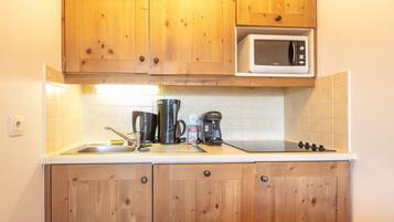 Refrigerador, microondas, lavavajillas y cafetera y tetera