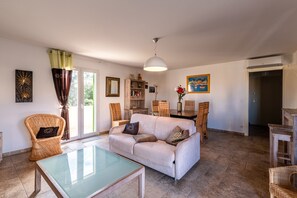 TV - Isula Rossa - Two Bedroom Apartment, Sleeps 6 (L'Île-Rousse)