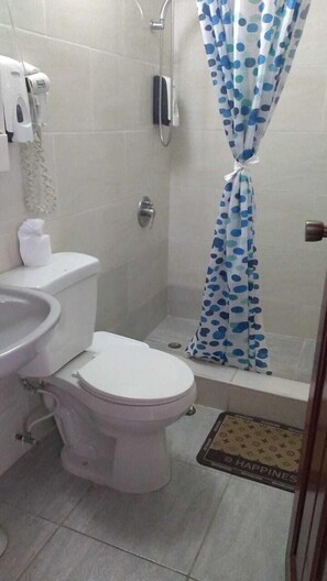 ห้องดีลักซ์สวีท, 2 ห้องนอน, ริมสระว่ายน้ำ | ห้องน้ำ | ฝักบัว, เรนชาวเวอร์, ไดร์เป่าผม, ผ้าเช็ดตัว